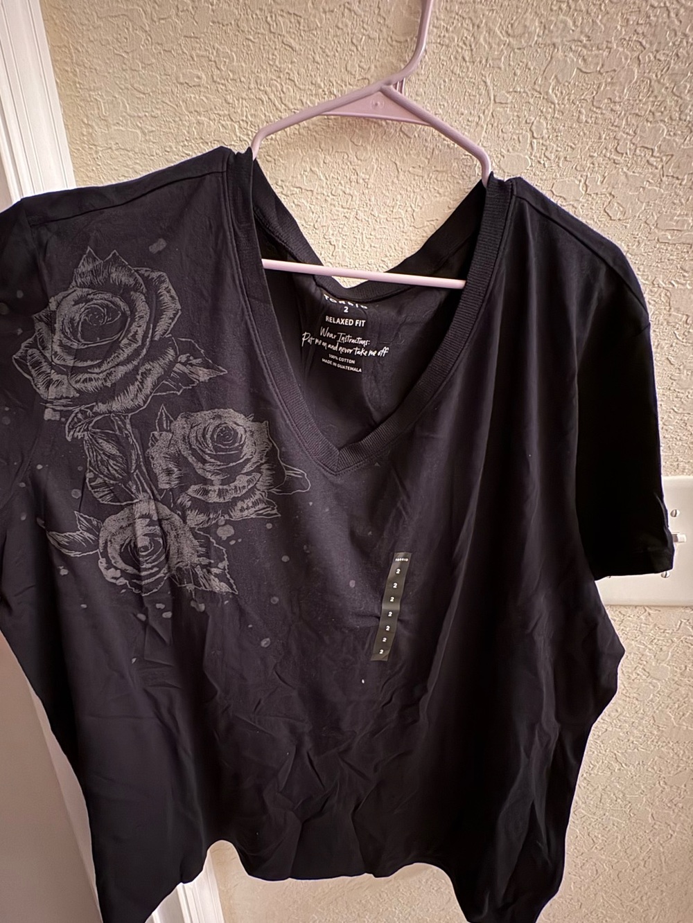 Torrid Black V-Neck Tee with Gray Rose Graphic Size 2XL BRAND NEW!!